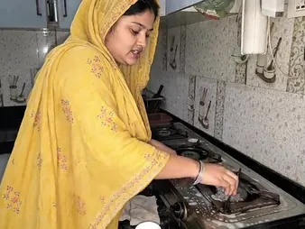Freshly Married Pakistani Desi Bhabhi gets naughty apropos the Israel Troops